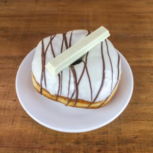 Donut Premium KitKat Branco