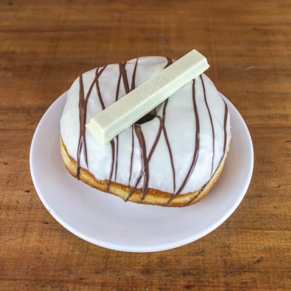 Donut Premium KitKat Branco